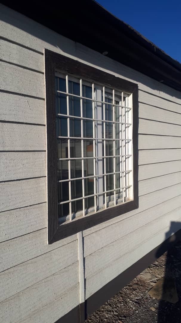 محافظ پنجره در خانه پیش ساخته